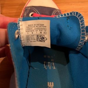 Blue/bright pink converse.